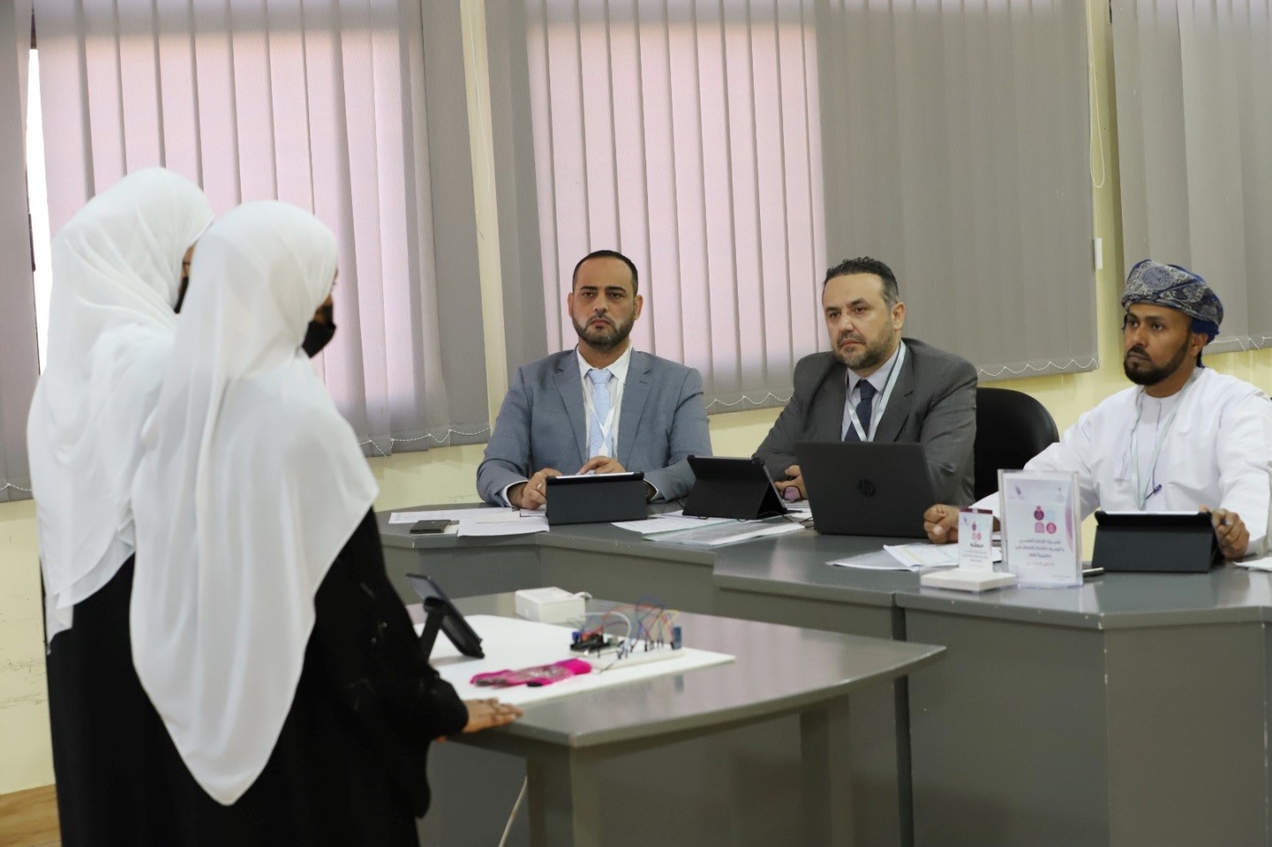 مشاركة كلية التجارة والعلوم الإدارية بجامعة ظفار في تحكيم الأولمبياد الوطني للابتكارات العلمية College of Commerce and Business Administration (CCBA) at Dhofar University Participate in the Judging of the National Olympiad for Scientific Innovations